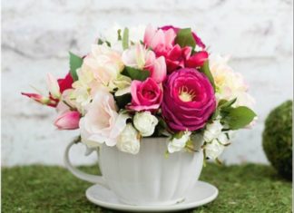Birthday Gifts Inspiration : cadeau fete des meres dans des tasses en porcelaine, bouquet de fleurs, décorat…
