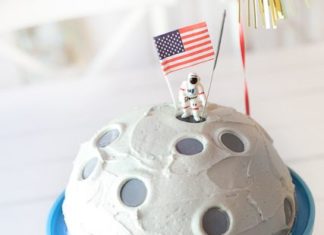 Birthday Party Inspiration : space cake, moon cake