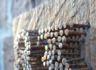 Happy Birthday Wiches : Dès la porte d’entrée, du made in Sezigue est présent. Un morceau de bois q…