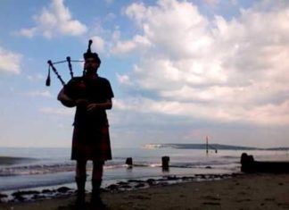 Happy Birthday Wiches : Happy Birthday played on the bagpipes. Shanklin Beach, Isle of Wight, UK.