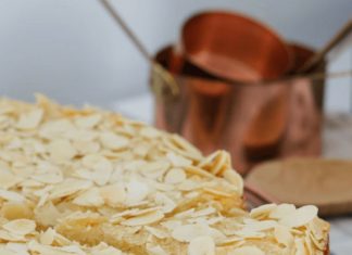 Birthday Cake : A deliciously zesty FLOURLESS LEMON CAKE made with almond meal and ricotta… in…