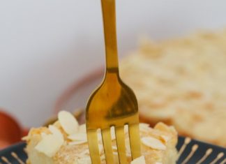 Birthday Cake : A deliciously zesty FLOURLESS LEMON CAKE made with almond meal and ricotta… in…