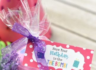 Birthday Gifts Inspiration : This simple bath bomb birthday gift is super easy to put together and is sure to…