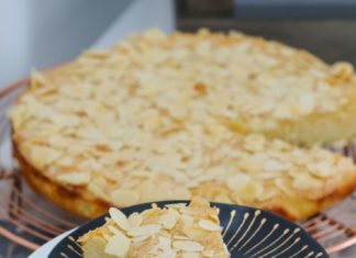 Birthday Cake : A deliciously zesty FLOURLESS LEMON CAKE made with almond meal and ricotta… in…