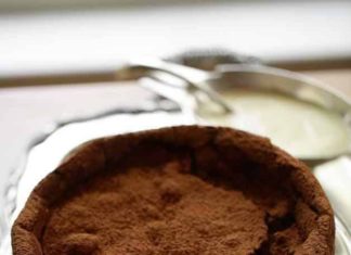 Birthday Cake : An easy Flourless Chocolate Cake with Creme Anglaise. A great one for Valentine’…