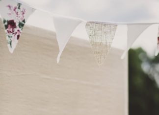 Birthday Decoration : Pronovias ‘Lary’ wedding dress for a vintage inspired wedding in a country house with garden games, 1930s gramophone music & pink colour scheme